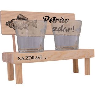 Dřevěná lavička s pohárky pro rybáře