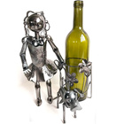 Kovový stojan na víno - Dívka se psem