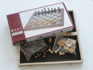 Uzavíratelné dřevěné šachy, dáma a vrhcáby