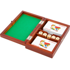 Hrací kostky a karty v dřevěném boxu