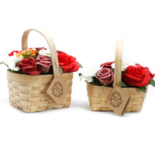 Červená kytice v proutěném koši