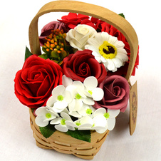 Červená kytice v proutěném koši