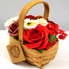 Červená kytice v proutěném koši