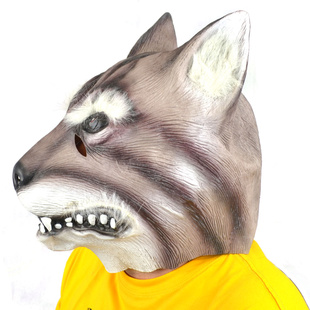 Maska vlka s chlupama při pohledu z boku