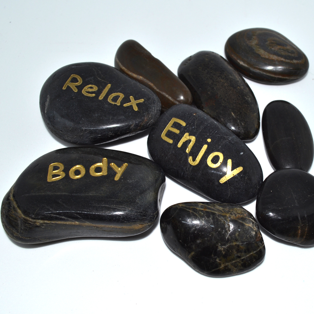 Horké lávové kameny na masáž v černém pytlíku
