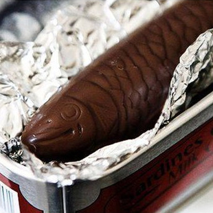 Michel Cluizel – čokoládové sardinky v konzervě