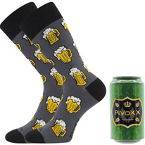 Pivní ponožky v plechovce