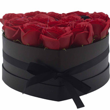 Dárkový box z mýdlových květů - 13 červených růží srdce