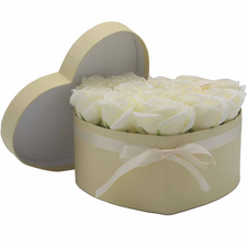 Dárkový box z mýdlových květů - 13 krémových růží srdce