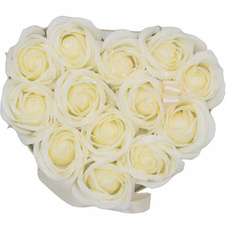 Dárkový box z mýdlových květů - 13 krémových růží srdce