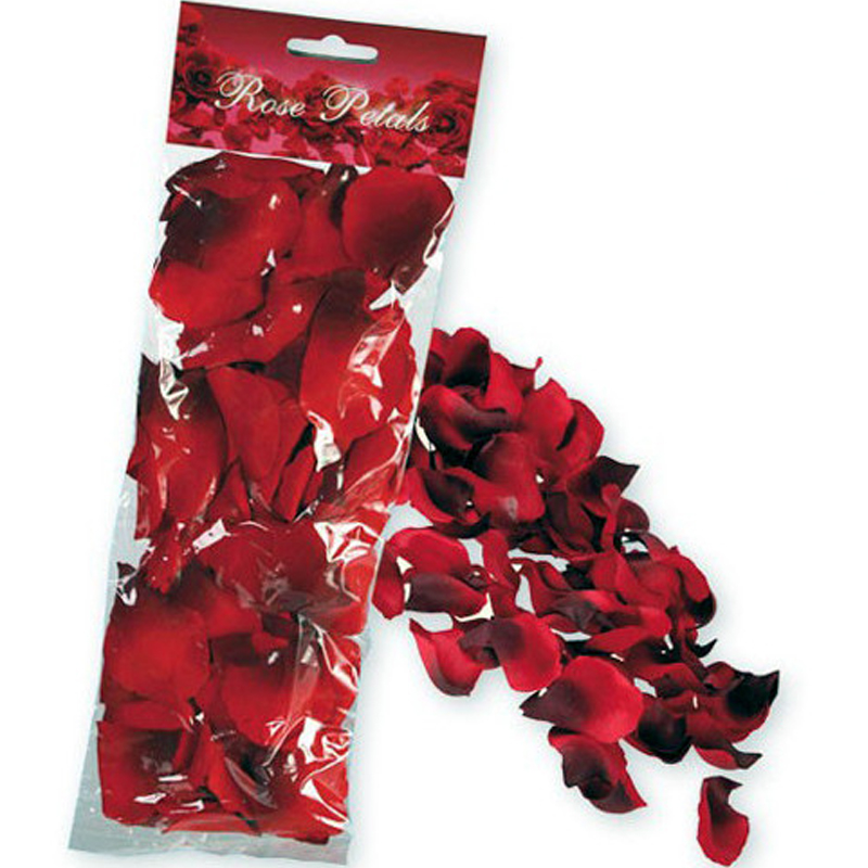 Postel plná růží - 150 červených lístků