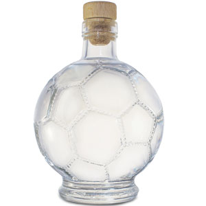 Láhev ve tvaru fotbalového míče se slivovicí