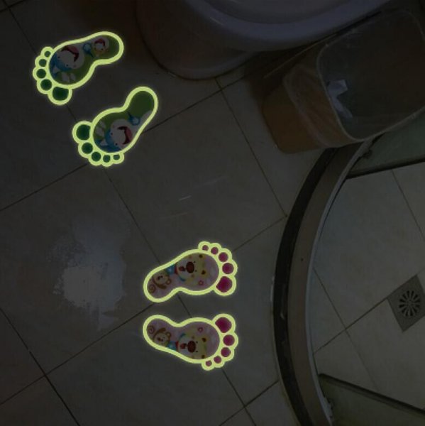 Noční nálepky - stopy vedoucí do koupelny