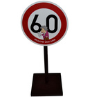 Dřevěná dopravní značka s šedesátkou pro ženu k narozeninám